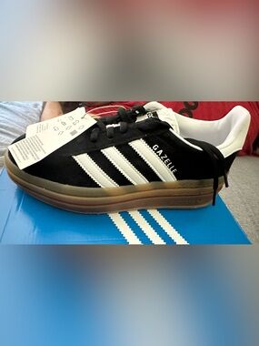 Adidas Gazelle women’s Black/White Suede Sneakers